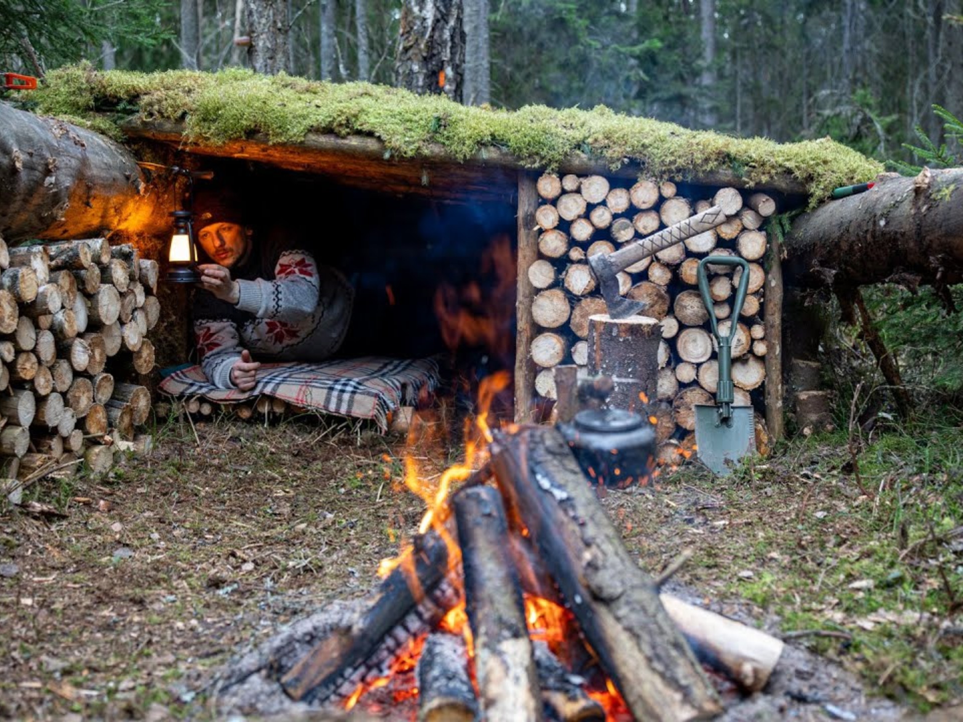 户外直播古村落主播竟化身雌雄大盗赚流量同时盗窃老物件(图1)