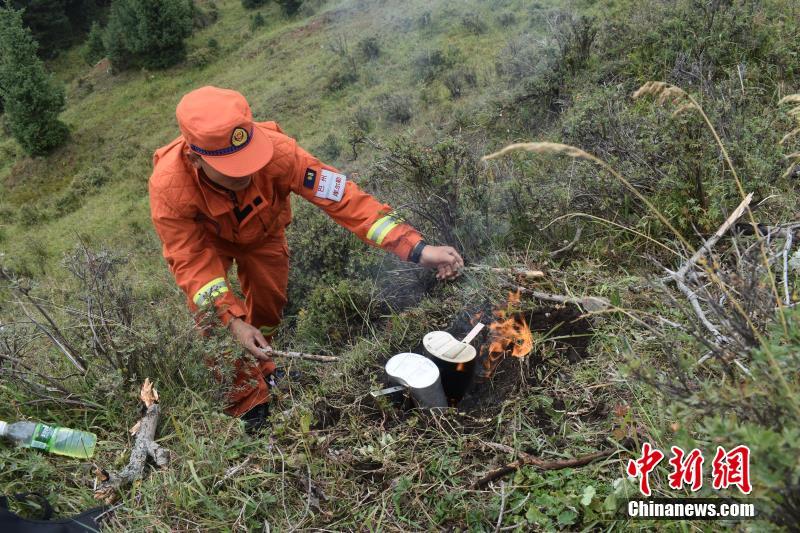 【央媒聚焦内蒙古·人民日报海外版】消失近半个世纪后首次野外自然繁育贺兰山迎回“雪山之王”(图1)