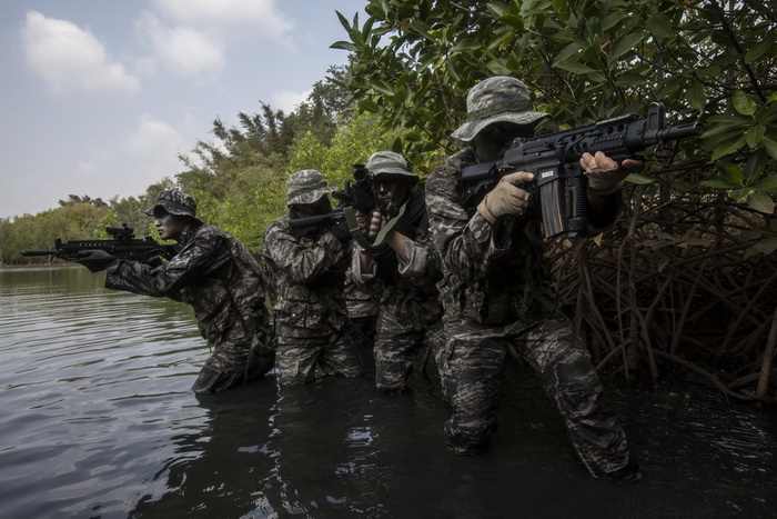 通讯：在恶劣的环境中培养合作、信任和友谊——记中澳美“科瓦里－２０１５”联合野外生存训练