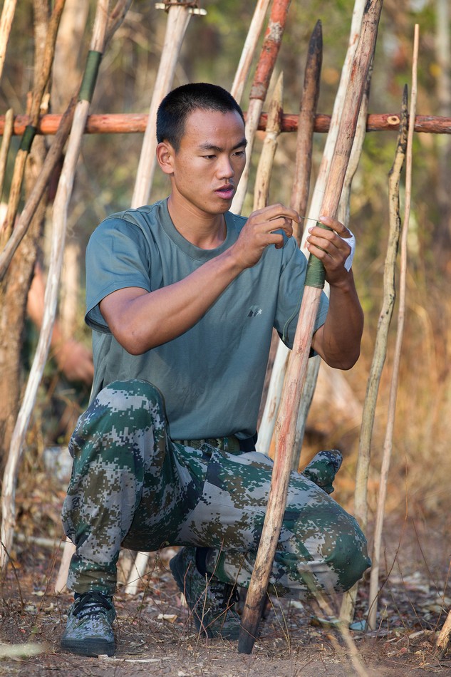 荒野求生挑战赛：韦山山徒手挖山药信心满满欲顶十天半个月！