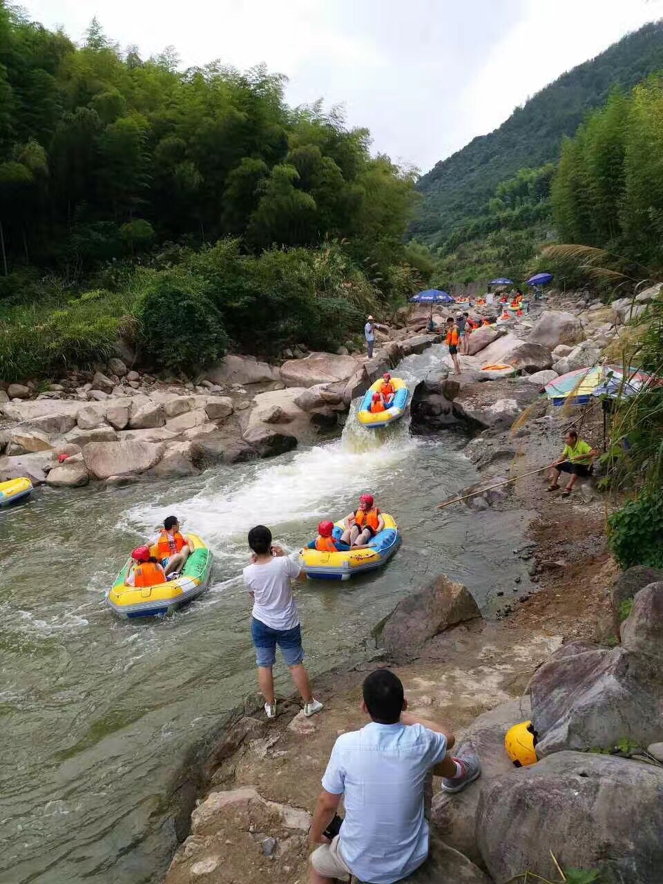 北美荒野遇险境35度岩壁硬核挑战零下25度车队奇迹脱困(图1)