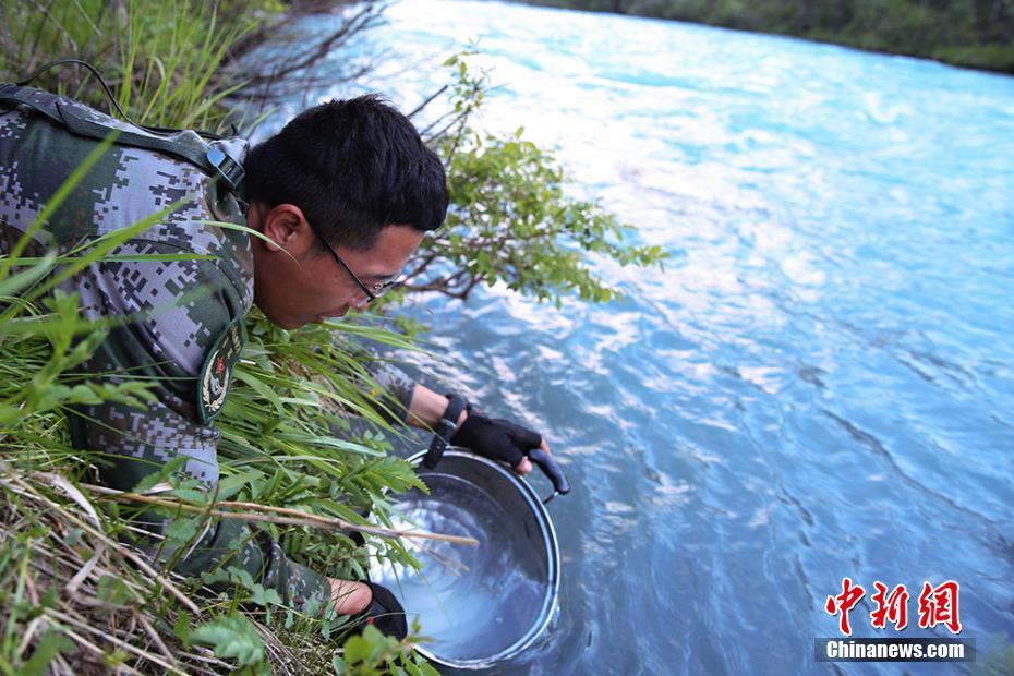 荒野求生首富苗王已经种上菜了肥料由节目组给他现制的农家肥(图1)