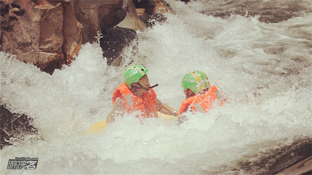 海南省琼中黎族苗族自治县百花岭风景区举办热带雨林漂流节全程六公里激流穿越原始森林(图1)