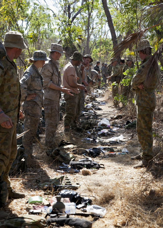 C-17运输机卸载“山猫”直升机英国皇家海军将在北极圈参加演习
