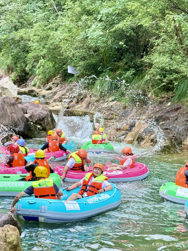 云南虎跳峡游客落水失联搜救行动紧急展开