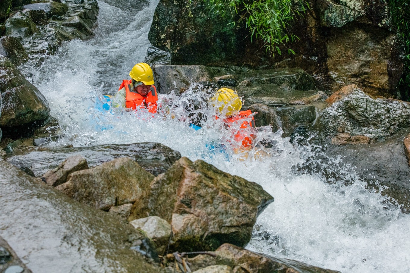 虎跳峡婚前旅行变绝路洗个杯子人没了打捞遇2难题让人心寒！